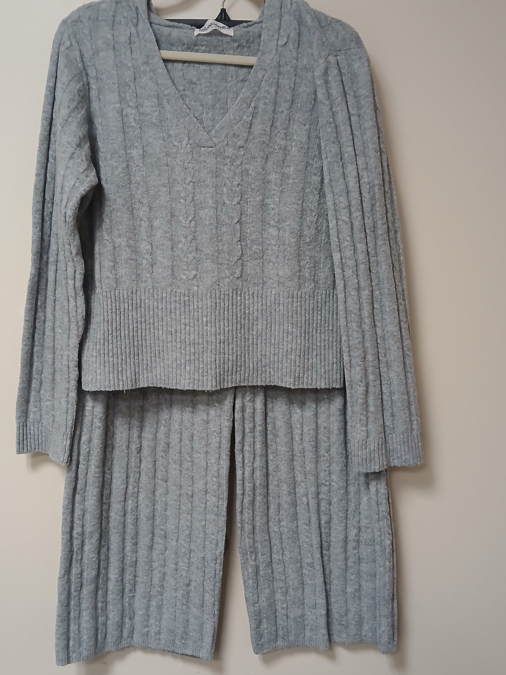 Women's V-Neck Cable Knit Sweater Set - Light Gray